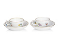 KatNr 687 Paar Tassen mit Untertassen mit Blumenbuketts mit sehr seltener Ausführung der Punkt-Schwerter. Meissen. Wohl um 1730–1740.