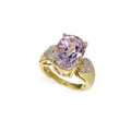 KatNr 813&nbsp;&nbsp; Gelbgoldring mit Kunzit-Solitär (ca. 8,8 ct).