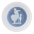 KatNr 707&nbsp;&nbsp; Teller mit "Venus und Amor" in Pâte-sur-Pâte-Malerei. Hugo Stein (Dekor) für Meissen. Entwurf 1911–1930. Ausformungszeitraum Pfeiffer-Zeit. 1924–1934.