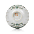 KatNr 881 Wucai-Schale, Teller und zwei Koppchen mit Bambus- und Lingzhi-Dekor. China. Wohl Tongzhi. 1862–74.