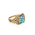 KatNr 775&nbsp;&nbsp; Gelbgold-Ring im Barockstil mit Türkis-Pavé und Saatperlen. Wohl spätes 19. Jh.