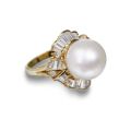 KatNr 1064   Opulenter Goldring mit großer Südsee-Perle und wellenförmigen Diamant-Band. 2nd half 20th cent.