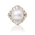 KatNr 1064 Opulenter Goldring mit großer Südsee-Perle und wellenförmigen Diamant-Band. 2nd half 20th cent.