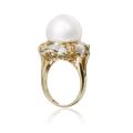 KatNr 1064 Opulenter Goldring mit großer Südsee-Perle und wellenförmigen Diamant-Band. 2nd half 20th cent.