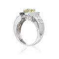 KatNr 1074 Weißgold-Entourage-Ring mit reuleaux-förmigem Kopf mit Citrin. Late 20th / 21st century.