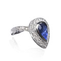 KatNr 875   Entourage-Ring mit Saphir-Solitär in Tropfenform und Brillanten. Late 20th cent.