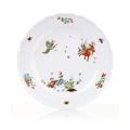 KatNr 825 Vier Teller mit "Ch'i-lin"-Dekor, Streublumen und Sulkowski-Ozier-Reliefzierat. Meissen. Um 1735/ 1740.