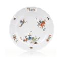 KatNr 825 Vier Teller mit "Ch'i-lin"-Dekor, Streublumen und Sulkowski-Ozier-Reliefzierat. Meissen. Um 1735/ 1740.