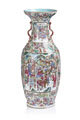 KatNr 948   Sehr große Famille Rose Kanton-Vase. China. Wohl Tongzhi (1861–1874) - Republic Period (1912–1948).