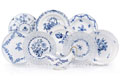 KatNr 831   Acht Teller und eine Saucière mit Blaumalerei-Dekoren. Meissen. 1774– 1813.