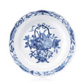 KatNr 831 Acht Teller und eine Saucière mit Blaumalerei-Dekoren. Meissen. 1774– 1813.