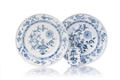 KatNr 827   Zwei Teller und eine Salière "Zwiebelmuster". Meissen. Um 1755–1760/ 1774–1813/ um 1740.