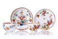KatNr 823 Koppchen mit Présentoir "Felsenmuster" / Tasse mit Untertasse "Tischchenmuster". Meissen. Um 1740 / 1774– 1814.