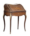 KatNr 914   Damenschreibtisch im Louis-XV-Stil (Sécrétaire-en-pente, Bureau de Dame). Wohl Frankreich. 2. H. 19. Jh. oder early 20th cent.