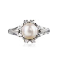 KatNr 880 Filigraner Weißgold-Blütenring mit Perle und Diamanten. late 20th cent.