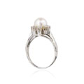 KatNr 880 Filigraner Weißgold-Blütenring mit Perle und Diamanten. late 20th cent.
