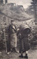 KatNr 508 Richard Müller "Bauernpaar mit Hund in Dohna" (Blick auf die Marienkirche). 1939.