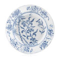 KatNr 830   Seltener Teller mit "indianischen" Blütenzweigen, Bambus, Kirschblüten und Gitterbordüre. Meissen. Wohl 1740– 1765.