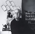 KatNr 674   Klaus Dennhardt, Porträt Hermann Glöckner im Atelier / Hermann Glöckner im Atelier. 1974.