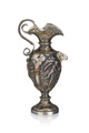 KatNr 960 Miniatur-Amphore im Renaissancestil mit Widderköpfen und mythologischen Szenen. Wien. Um 1870.