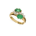 KatNr 884   Gelbgold-Ring mit zwei Smaragden.