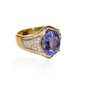 KatNr 892   Opulenter Gelbgold-Ring mit zentralem Tansanit und Brillant-Entourage.