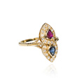 KatNr 900   Gelbgold-Ring mit tropfenförmigem, roten Spinell und blauem Saphir.