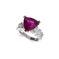 KatNr 898   Ring mit violettem reuleaux-förmigem Turmalin-Solitär.