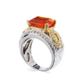 KatNr 902   Ring mit Feueropal-Solitär im Smaragd-Schliff.