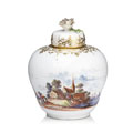KatNr 602&nbsp;&nbsp; Teedose mit Kauffahrteiszene. Christian Friedrich Herold (zugeschr. / in der Art von), Meissen. Mid 18th cent.