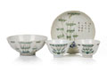 KatNr 737&nbsp;&nbsp; Wucai-Schale, Teller und zwei Koppchen mit Bambus- und Lingzhi-Dekor. China. Wohl Tongzhi. 1862–74.