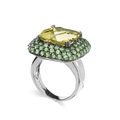 KatNr 618&nbsp;&nbsp; Auffälliger Weißgold-Entourage-Ring mit Citrin-Solitär und grünen Tsavoriten. William Lam & Co., USA.