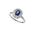 KatNr 597&nbsp;&nbsp; Weißgold-Entourage-Ring mit Saphir-Solitär und Diamanten.