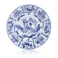 KatNr 566&nbsp;&nbsp; Große Platte im Blau-Weiß-Stil der Regierungszeit Kaisers Wanli. Delft. Spätes 17th cent.