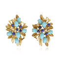 KatNr 642&nbsp;&nbsp; Paar florale Ohrclips mit Türkisen und Lapislazuli.