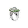 KatNr 613&nbsp;&nbsp; Weißgold-Entouragering mit Mondsteincabochon und Peridots. Ariel.