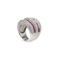 KatNr 611&nbsp;&nbsp; Weißgold-Bandring mit Rubinen und Diamanten. John C. Rinker, USA.