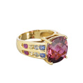 KatNr 606 Gelbgold-Ring mit Rubellit-Solitär (ca. 4,4 ct.). John C. Rinker, USA.
