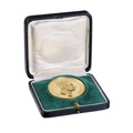 KatNr 800102 Prämienmedaille FRIDERICVS AVGVSTVS REX SAXONIAE mit dem Konterfei Friedrich August III. von Sachsen. Max Barduleck für Sächsische Staatmünze, Münzstätte Muldenhütten bei Freiberg. 1913.