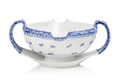 KatNr 553 Seltene Doppelhenkel-Saucière "Riemerschmid". Richard Riemerschmid für Meissen. 1903–1905. Ausformungszeitraum: 1903-1924.