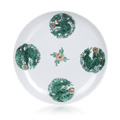 KatNr 693&nbsp;&nbsp; Kleiner Teller mit Drachenmedaillons. China. Späte Qing Dynasty. 1644–1912.