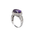 KatNr 803 Weißgold-Entouragering mit Amethyst-Solitär (ca. 3,8 ct).