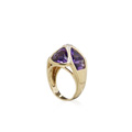 KatNr 800 Außergewöhnlicher Amethyst-Ring mit rippenförmig gekreuzter Goldfassung (ca. 3 ct).