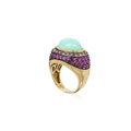 KatNr 833 Éntouragering mit Türkiscabochon und Rubinen (ca. 9,5 ct). Le Vian, USA.