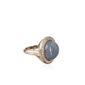 KatNr 838&nbsp;&nbsp; Éntouragering mit Mondstein-Cabochon (ca. 16 ct).