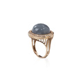 KatNr 838 Éntouragering mit Mondstein-Cabochon (ca. 16 ct).
