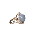 KatNr 838 Éntouragering mit Mondstein-Cabochon (ca. 16 ct).