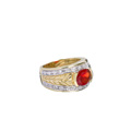 KatNr 818&nbsp;&nbsp; Gelbgold-Bandring mit floralem Motiv und zentralem Rhodolith.