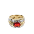 KatNr 818 Gelbgold-Bandring mit floralem Motiv und zentralem Rhodolith.