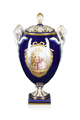 KatNr 686&nbsp;&nbsp; Schlangenhenkel-Potpourrivase mit Szenen nach Watteau. Johann Carl Schönheit (Form) für Meissen. 1781. Ausformungszeitraum um 1860.